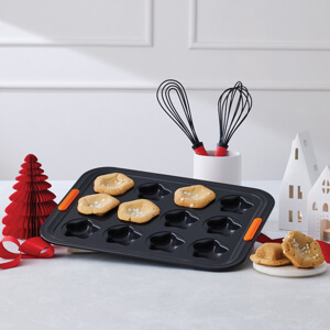 Le Creuset Bakeware 12 Cup Star Tray